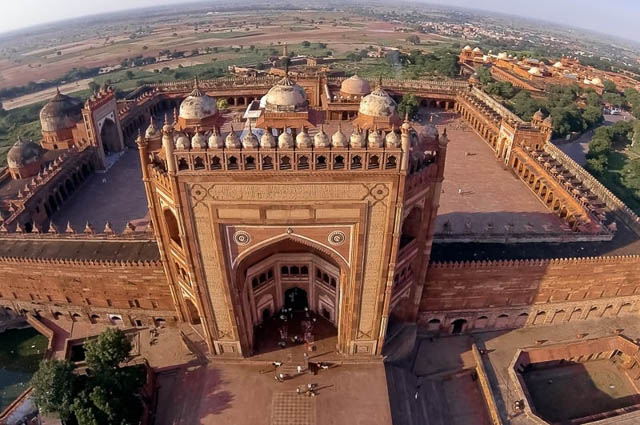 aerial view Buland Darwaza, high entrance to Fatehpur Sikri complex, Uttar Pradesh