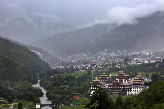 trashi chho dzong with thimpu city behind it